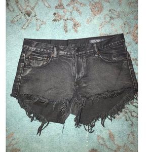 BLACK DENIM DISTRESSED SHORTS
